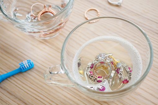 7 QUICK TIPS TO CLEAN YOUR JEWELLERY