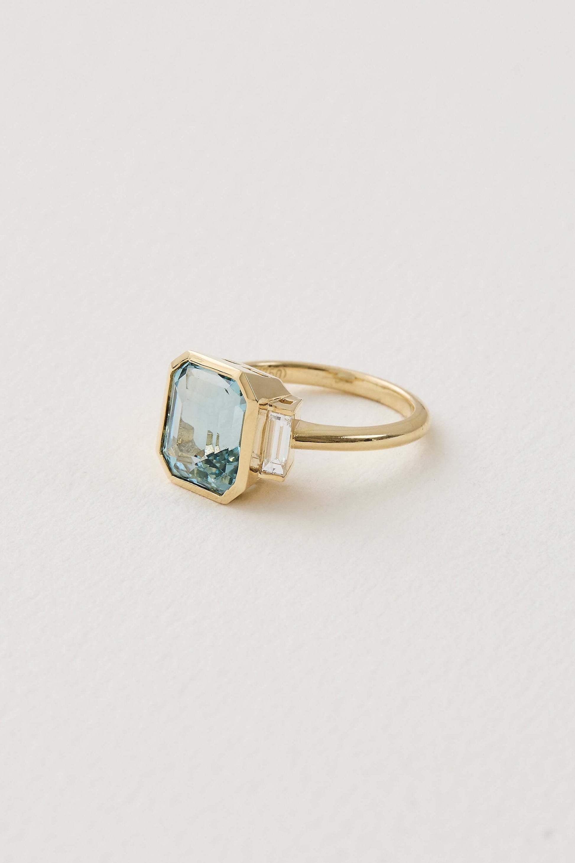 Aquamarine 3ct, Diamond, 18ct yellow gold
